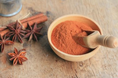 Sopa ile toz tarçın