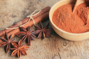 Sopa ile toz tarçın