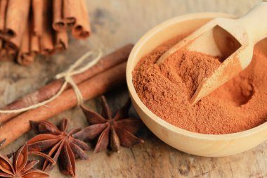 Sopa ile toz tarçın