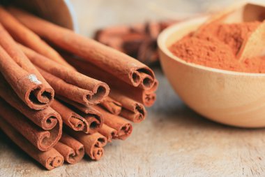 Sopa ile toz tarçın