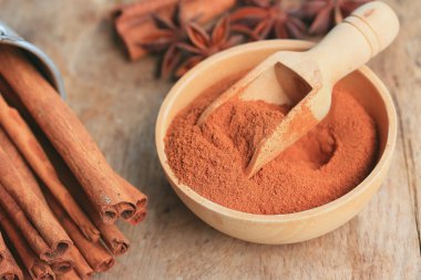 Sopa ile toz tarçın