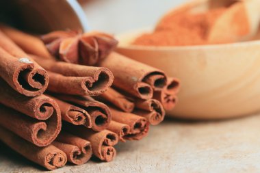 Sopa ile toz tarçın