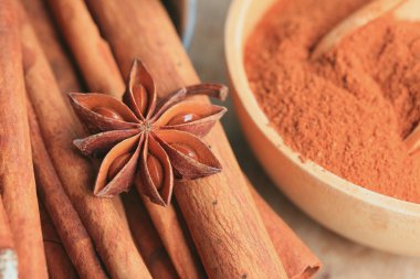 Sopa ile toz tarçın