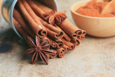 Sopa ile toz tarçın