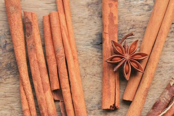 Cinnamon powder with sticks — Stock Photo, Image