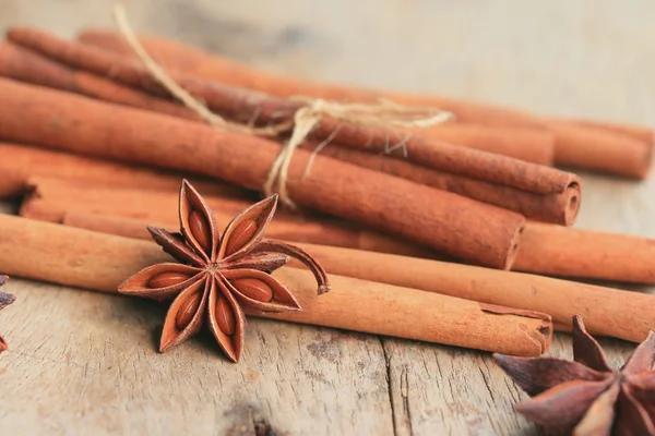 Cinnamon powder with sticks — Stock Photo, Image
