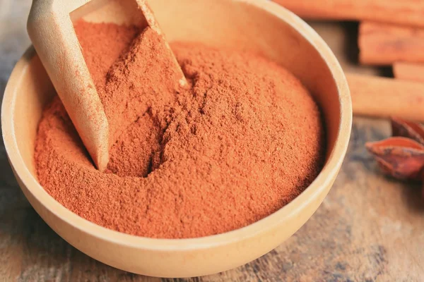 Sopa ile toz tarçın