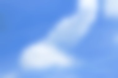 Mavi gökyüzünde bulutlar.