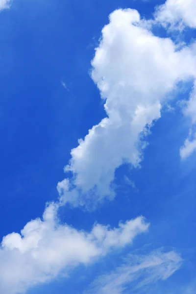 Nuvens no céu azul. — Fotografia de Stock