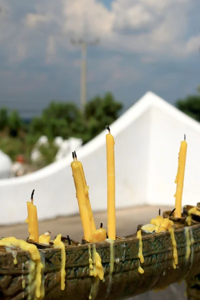 Свечи в храме. — стоковое фото