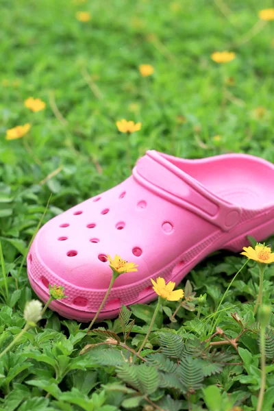 Stivali in gomma rosa su erba verde . — Foto Stock