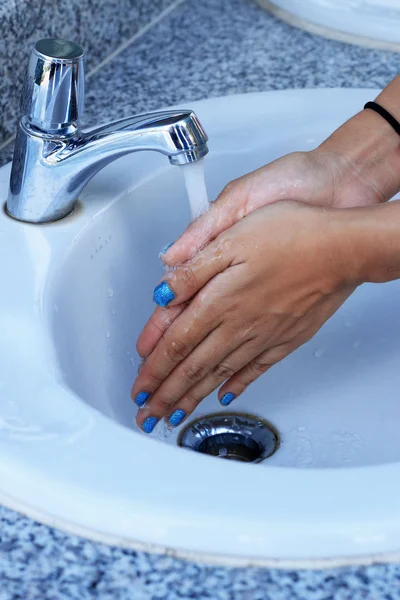 Vrouwen wassen van de handen — Stockfoto