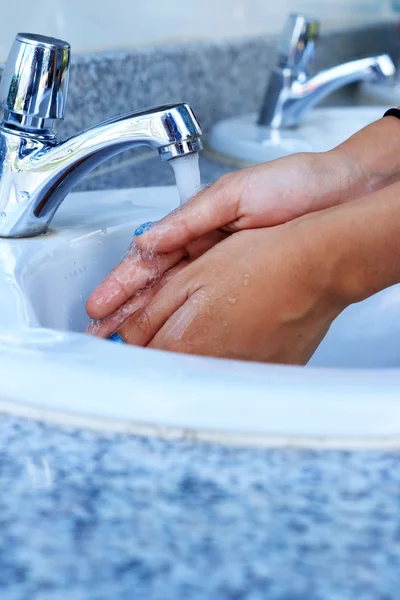 Kobiety mycie rąk — Zdjęcie stockowe