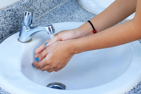 Frauen beim Händewaschen — Stockfoto