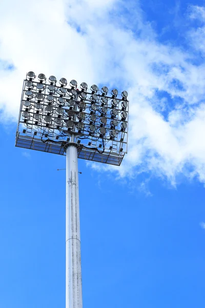 Vysoký stadionu světla s oblohou — Stock fotografie