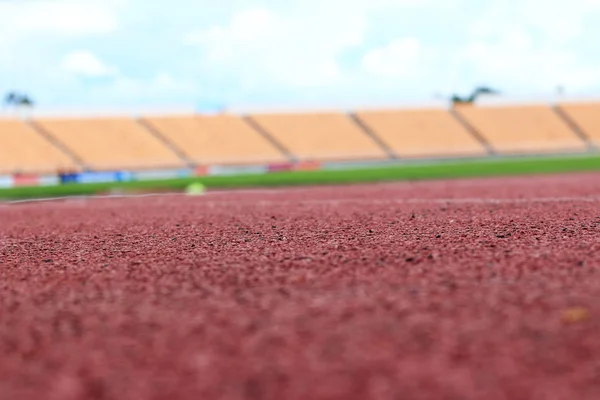 Siedziska stadionowe na tor do uprawiania sportów — Zdjęcie stockowe