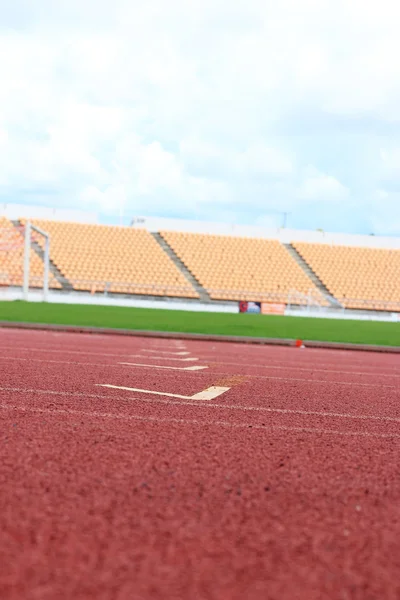 Siedziska stadionowe na tor do uprawiania sportów — Zdjęcie stockowe