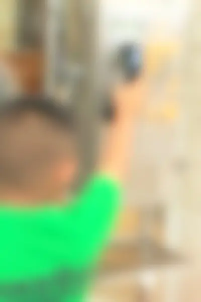 Розмитий хлопчик за допомогою телефону — стокове фото
