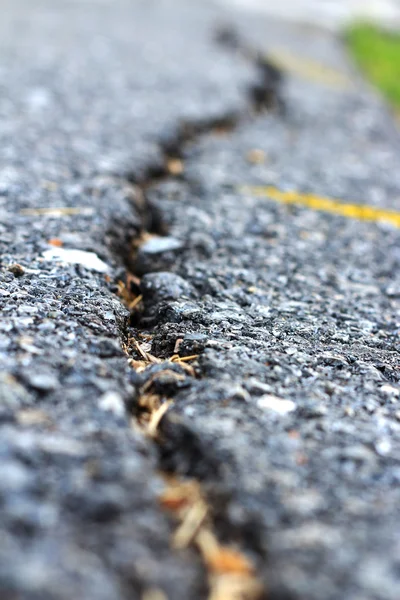 道路の背景に亀裂 — ストック写真