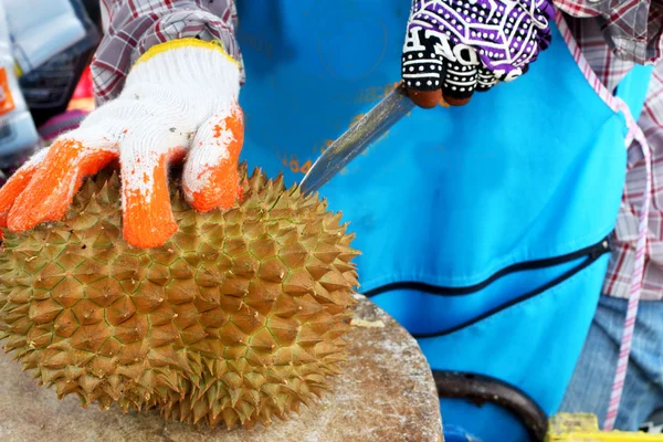 Durian peelingu na rynku — Zdjęcie stockowe
