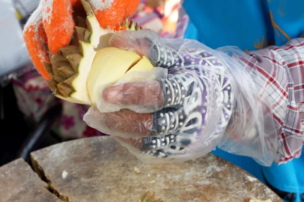 Peeling durian no mercado — Fotografia de Stock