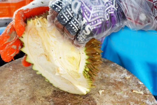 Loupání durian na trhu — Stock fotografie