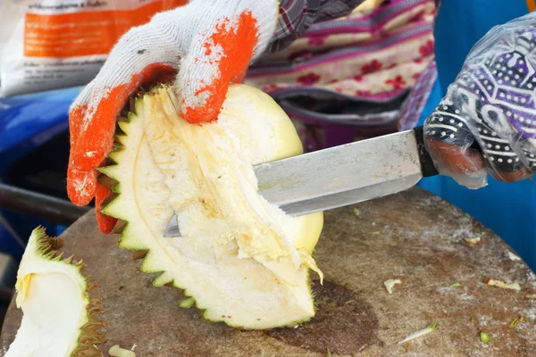 Peeling durian al mercato — Foto Stock