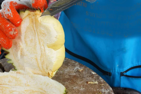 Loupání durian na trhu — Stock fotografie