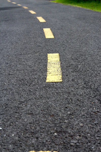 The yellow dotted lines on the road. — Stock Photo, Image