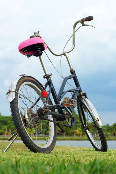 緑の草の上の自転車 — ストック写真