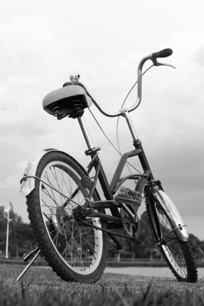 Bicicleta na grama verde — Fotografia de Stock