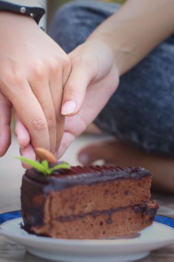 Çikolatalı kek ve el sıkışma sembol sevgi.