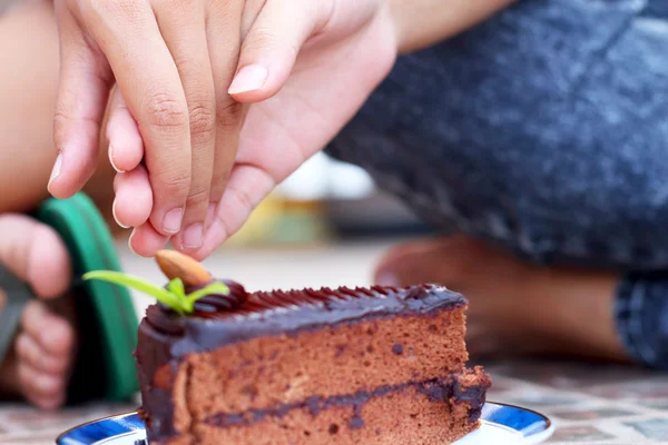 Çikolatalı kek ve el sıkışma sembol sevgi. — Stok fotoğraf