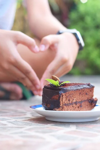 Pastel de chocolate y apretón de manos símbolo del amor . —  Fotos de Stock