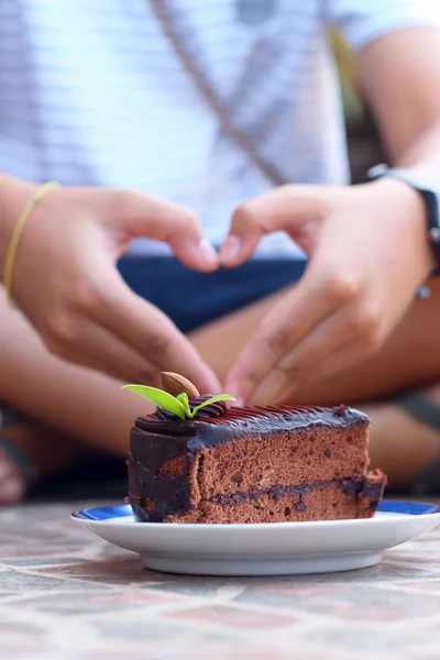 Pastel de chocolate y apretón de manos símbolo del amor . —  Fotos de Stock