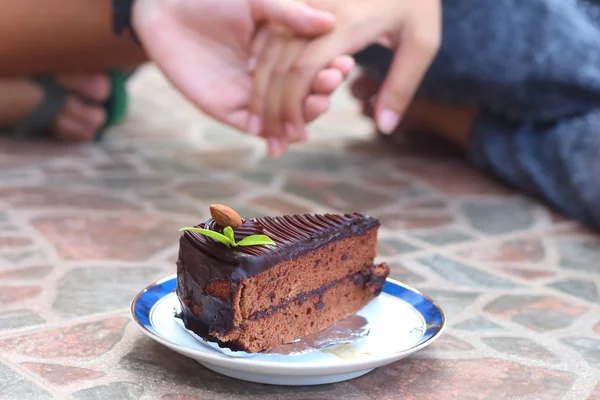 Шоколадный торт и рукопожатие символ любви . — стоковое фото