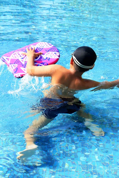 Sfocato di ragazzo in piscina — Foto Stock