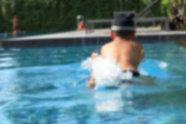 Desfocado de menino na piscina — Fotografia de Stock