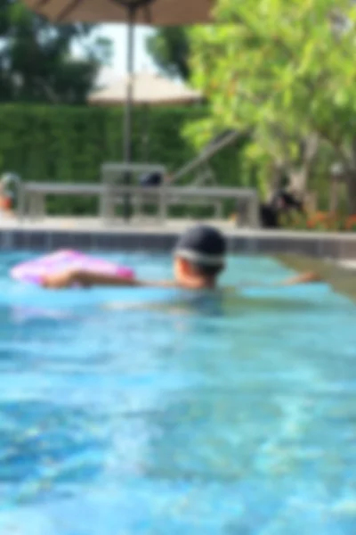 Sfocato di ragazzo in piscina — Foto Stock