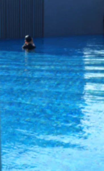 Desfocado de menino na piscina — Fotografia de Stock