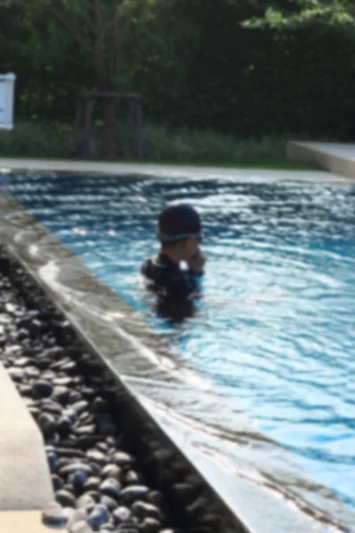 模糊的男孩在游泳池 — 图库照片