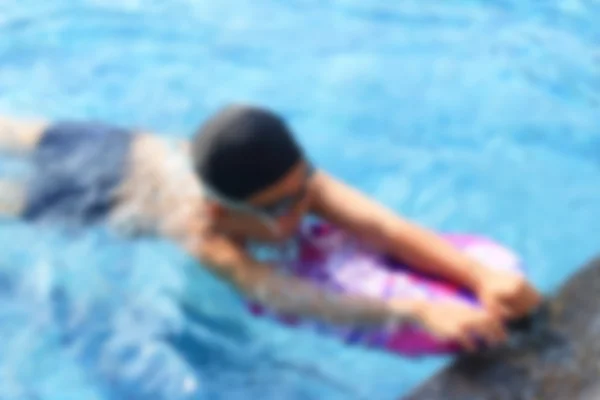 Desfocado de menino na piscina — Fotografia de Stock