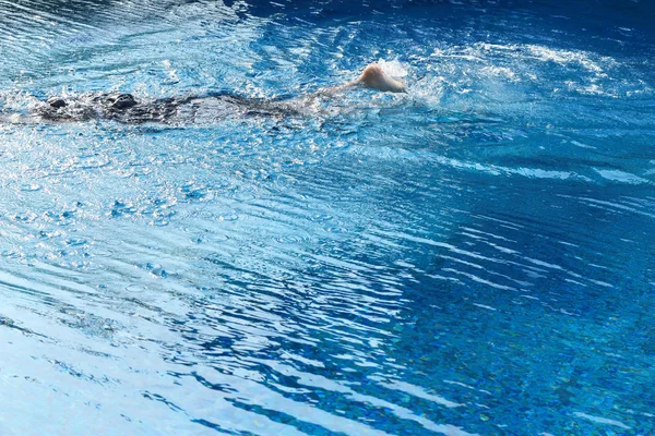 Desfocado de menino na piscina — Fotografia de Stock