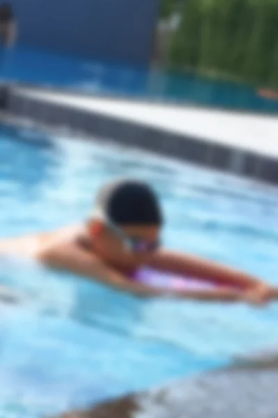 Размытый мальчик в бассейне — стоковое фото
