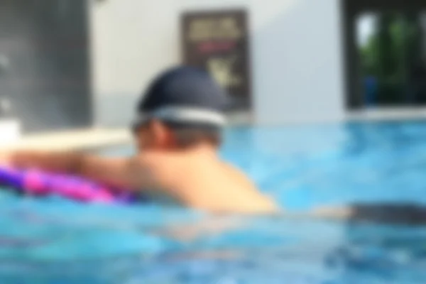 Desfocado de menino na piscina — Fotografia de Stock