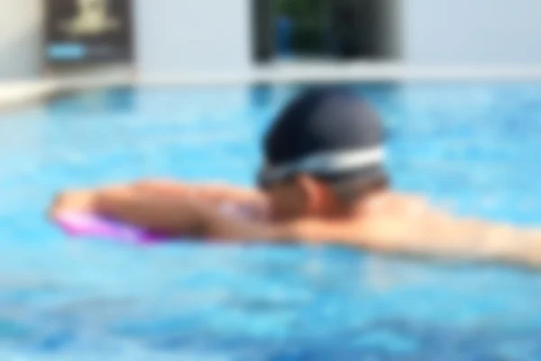 Junge im Pool verschwommen — Stockfoto