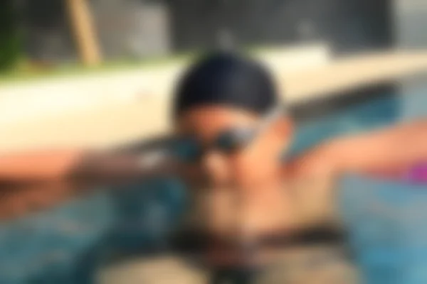 Desfocado de menino na piscina — Fotografia de Stock