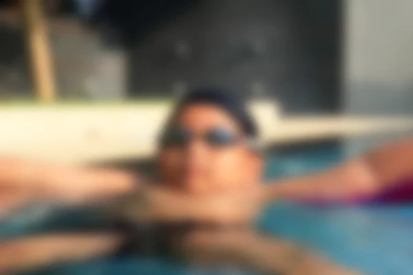 Sfocato di ragazzo in piscina — Foto Stock