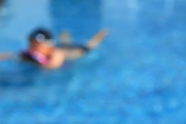 Desfocado de menino na piscina — Fotografia de Stock