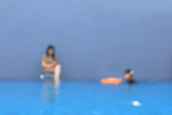 プールの横にある女性のぼやけ — ストック写真